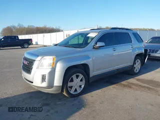 2011 GMC Terrain SLE-2 z VIN 2CTALSEC5B6472638, wystawiony jako IAAI lot #41975604 z przebiegiem 202 331 mil mil oraz . Historia ofert i sprzedaży dostępna na DreamBid. Obrazek 2.