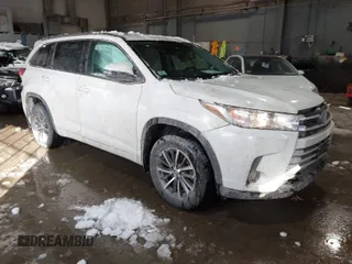 2018 Toyota Highlander SE z VIN 5TDJZRFHXJS909146, wystawiony jako IAAI lot #41548358 z przebiegiem 140 990 mil mil oraz . Historia ofert i sprzedaży dostępna na DreamBid. Obrazek 1.