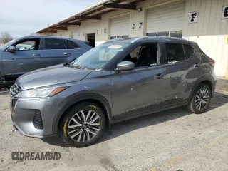 2024 Nissan Kicks SV z VIN 3N1CP5CV2RL486939, wystawiony jako Copart lot #50203245 z przebiegiem 23 608 mil mil oraz Nie do naprawy • Non repairable. Historia ofert i sprzedaży dostępna na DreamBid. Obrazek 1.