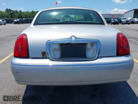 2002 Lincoln Town Car Signature z VIN 1LNHM82W22Y639231, wystawiony jako IAAI lot #42513503 z przebiegiem 126 832 mil mil oraz . Historia ofert i sprzedaży dostępna na DreamBid. Obrazek 14.
