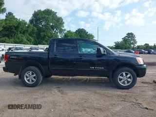 2011 Nissan Titan SL z VIN 1N6AA0EC4BN317674, wystawiony jako IAAI lot #42523569 z przebiegiem 208 045 mil mil oraz . Historia ofert i sprzedaży dostępna na DreamBid. Obrazek 13.