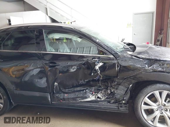 2023 Mazda CX-30 S Premium z VIN 3MVDMBDM5PM589289, wystawiony jako IAAI lot #41331253 z przebiegiem 24 804 mil mil oraz . Historia ofert i sprzedaży dostępna na DreamBid. Obrazek 6.