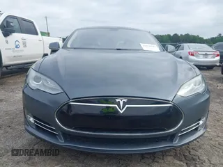 2013 Tesla Model S с VIN 5YJSA1CN4DFP26552, выставлен на аукционе IAAI как лот 42370183 с пробегом Не указан миль и . История ставок и продаж доступна на DreamBid. Изображение 11.