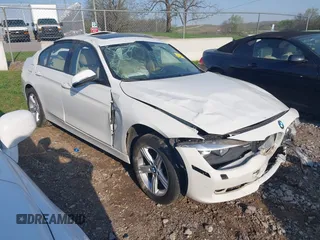 2013 BMW 3 Series 328i xDrive z VIN WBA3B5G5XDNS00928, wystawiony jako IAAI lot #41995015 z przebiegiem 89 076 mil mil oraz . Historia ofert i sprzedaży dostępna na DreamBid. Obrazek 1.