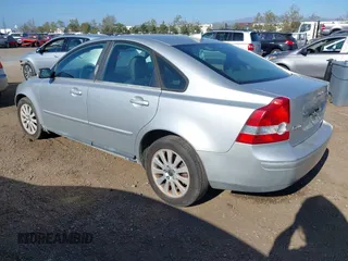 2005 Volvo S40 with VIN YV1MS390X52115002, listed as a IAAI auction lot 42095698 with 261,592 mi miles. Bid and sale history available at carsss.com. Image 3.