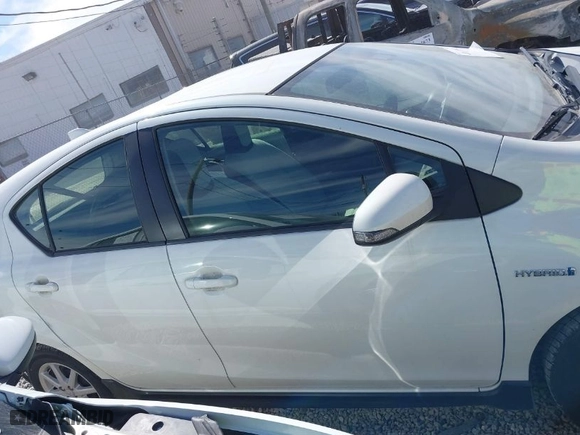 2017 Toyota Prius c One with VIN JTDKDTB37H1595456, listed as a IAAI auction lot 41672865 with 80,542 mi miles. Bid and sale history available at carsss.com. Image 14.