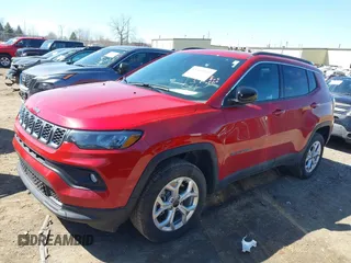2025 Jeep Compass Latitude с VIN 3C4NJDBN7ST548795, выставлен на аукционе IAAI как лот 41891359 с пробегом 4 569 миль миль и . История ставок и продаж доступна на DreamBid. Изображение 2.