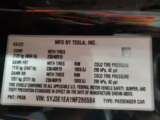 2022 Tesla Model 3 z VIN 5YJ3E1EA1NF286584, wystawiony jako Copart lot #48597405 z przebiegiem 83 340 mil mil oraz Czysty tytuł • Clean title. Historia ofert i sprzedaży dostępna na DreamBid. Obrazek 13.