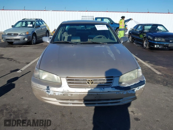 1998 Toyota Camry LE z VIN JT2BG22K3W0151088, wystawiony jako IAAI lot #41429977 z przebiegiem 435 394 mil mil oraz . Historia ofert i sprzedaży dostępna na DreamBid. Obrazek 12.