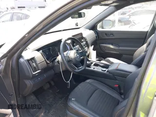2023 Nissan Pathfinder SV z VIN 5N1DR3BD7PC224184, wystawiony jako IAAI lot #42420737 z przebiegiem 43 440 mil mil oraz . Historia ofert i sprzedaży dostępna na DreamBid. Obrazek 18.