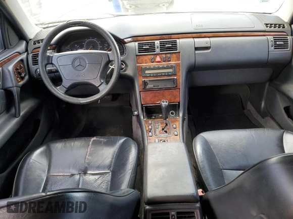 1999 Mercedes-Benz E 320 z VIN WDBJF65H6XA858046, wystawiony jako Copart lot #49115495 z przebiegiem Nie podano mil oraz Czysty tytuł • Clean title. Historia ofert i sprzedaży dostępna na DreamBid. Obrazek 8.