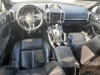2017 Porsche Cayenne GTS z VIN WP1AD2A22HLA83654, wystawiony jako Copart lot #52196695 z przebiegiem 119 327 mil mil oraz Szkoda całkowita • Salvage title. Historia ofert i sprzedaży dostępna na DreamBid. Obrazek 8.