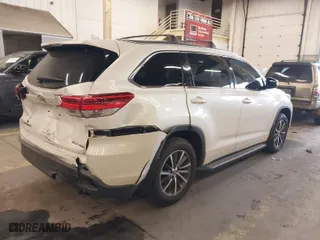 2017 Toyota Highlander XLE with VIN 5TDJZRFH8HS457014, listed as a IAAI auction lot 41361567 with 38,085 mi miles. Bid and sale history available at carsss.com. Image 4.
