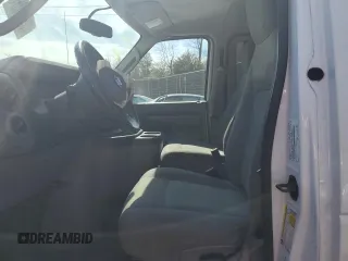 2014 Ford Econoline Passenger XL z VIN 1FBNE3BL3EDA08209, wystawiony jako Copart lot #46532505 z przebiegiem 136 444 mil mil oraz Szkody całkowita. Historia ofert i sprzedaży dostępna na DreamBid. Obrazek 7.