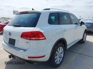 2014 Volkswagen Touareg Sport z VIN WVGEF9BP8ED013755, wystawiony jako IAAI lot #41991936 z przebiegiem 126 912 mil mil oraz . Historia ofert i sprzedaży dostępna na DreamBid. Obrazek 4.