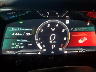 2023 Chevrolet Corvette 3LT z VIN 1G1YC3D46P5132310, wystawiony jako Copart lot #87001484 z przebiegiem 14 522 mil mil oraz Czysty tytuł • Clean title. Historia ofert i sprzedaży dostępna na DreamBid. Obrazek 9.