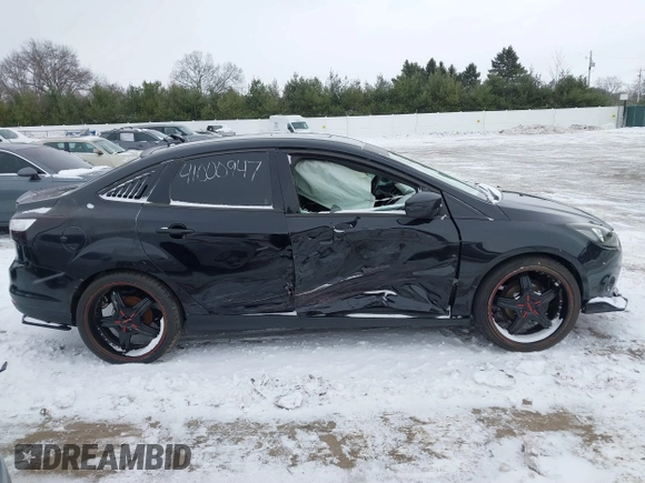 2013 Ford Focus SE z VIN 1FADP3F28DL337355, wystawiony jako IAAI lot #41000947 z przebiegiem 139 456 mil mil oraz . Historia ofert i sprzedaży dostępna na DreamBid. Obrazek 13.
