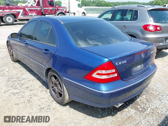 2004 Mercedes-Benz C 230 Kompressor z VIN WDBRF40J24F495227, wystawiony jako IAAI lot #42285246 z przebiegiem 200 008 mil mil oraz . Historia ofert i sprzedaży dostępna na DreamBid. Obrazek 3.