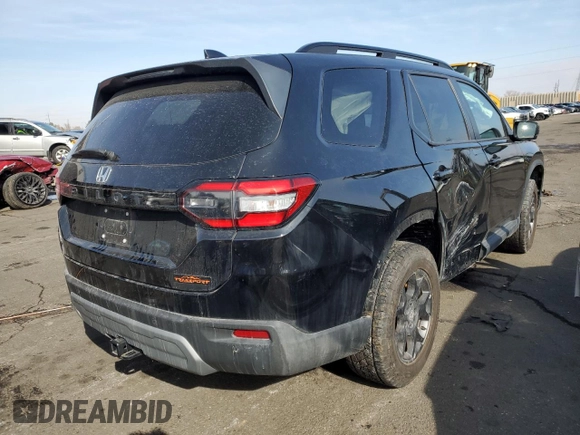 2024 Honda Pilot TrailSport with VIN 5FNYG1H63RB040262, listed as a Copart auction lot 45701645 with 24,872 mi miles and Salvage Title. Bid and sale history available at carsss.com. Image 3.