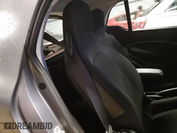 2019 Smart fortwo Pure z VIN WMEFJ9BA2KK396037, wystawiony jako Copart lot #83991904 z przebiegiem 32 137 mil mil oraz Szkody całkowita. Historia ofert i sprzedaży dostępna na DreamBid. Obrazek 10.