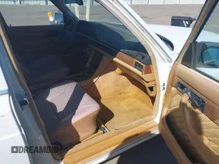 1989 Mercedes-Benz 560 with VIN WDBCA39DXKA433631, listed as a IAAI auction lot 41687132 with 137,621 mi miles and . Bid and sale history available at DreamBid. Image 5.