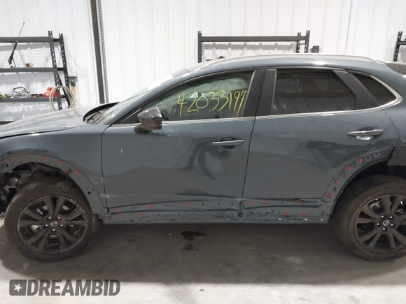 2025 Mazda CX-30 S Carbon Edition z VIN 3MVDMBCM7SM783008, wystawiony jako IAAI lot #42033197 z przebiegiem 5 047 mil mil oraz . Historia ofert i sprzedaży dostępna na DreamBid. Obrazek 14.