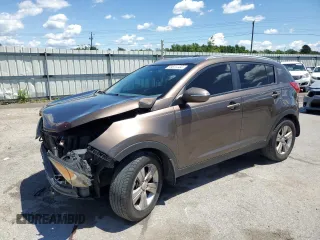 2013 Kia Sportage LX z VIN KNDPB3A2XD7435566, wystawiony jako Copart lot #55611565 z przebiegiem 219 913 mil mil oraz Szkoda całkowita • Salvage title. Historia ofert i sprzedaży dostępna na DreamBid. Obrazek 1.