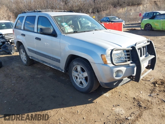 2005 Jeep Grand Cherokee Laredo z VIN 1J4GR48K85C587842, wystawiony jako IAAI lot #41454939 z przebiegiem 108 184 mil mil oraz . Historia ofert i sprzedaży dostępna na DreamBid. Obrazek 1.