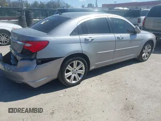 2013 Chrysler 200 Touring z VIN 1C3CCBBB4DN655936, wystawiony jako IAAI lot #41963751 z przebiegiem 197 019 mil mil oraz . Historia ofert i sprzedaży dostępna na DreamBid. Obrazek 4.