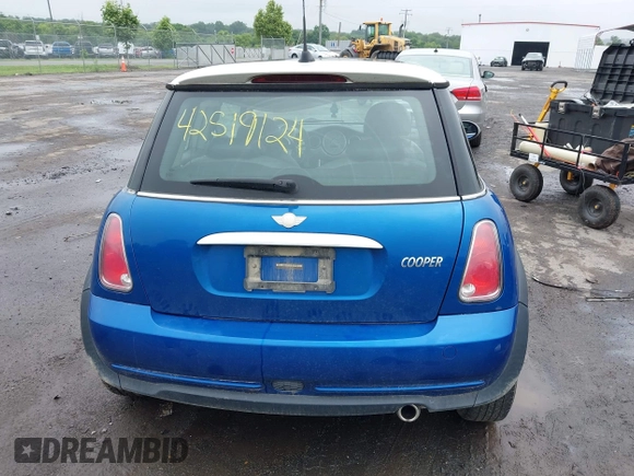 2006 MINI Hardtop with VIN WMWRC33516TK18735, listed as a IAAI auction lot 42519124 with 135,976 mi miles and . Bid and sale history available at DreamBid. Image 17.