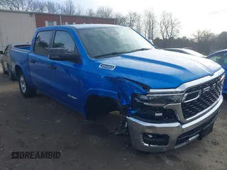 2025 Ram 1500 Big Horn z VIN 1C6RRFFG5SN516145, wystawiony jako IAAI lot #41040685 z przebiegiem 5 125 mil mil oraz . Historia ofert i sprzedaży dostępna na DreamBid. Obrazek 1.