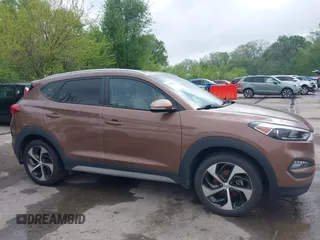 2017 Hyundai Tucson Value z VIN KM8J33A29HU389413, wystawiony jako IAAI lot #42098242 z przebiegiem 98 738 mil mil oraz . Historia ofert i sprzedaży dostępna na DreamBid. Obrazek 13.