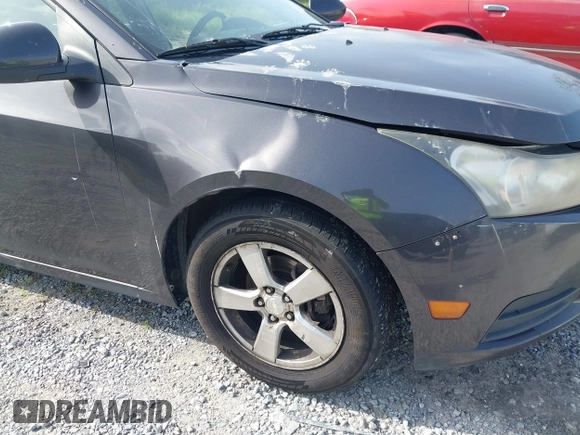 2014 Chevrolet Cruze 1LT z VIN 1G1PC5SB8E7303536, wystawiony jako IAAI lot #42440931 z przebiegiem 184 938 mil mil oraz . Historia ofert i sprzedaży dostępna na DreamBid. Obrazek 12.