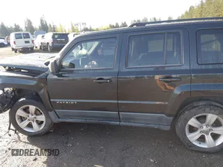 2011 Jeep Patriot Sport z VIN 1J4NT1GA6BD203899, wystawiony jako IAAI lot #41978150 z przebiegiem Nie podano mil oraz . Historia ofert i sprzedaży dostępna na DreamBid. Obrazek 14.