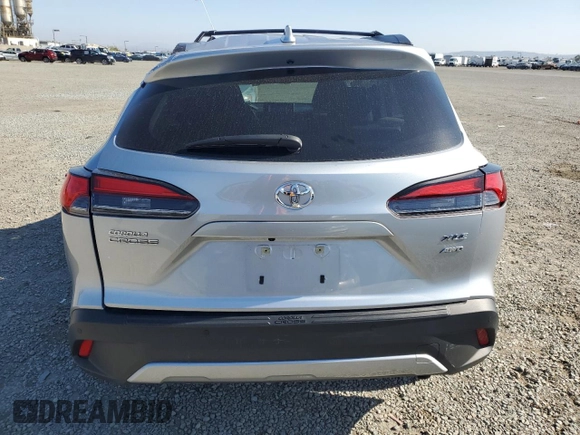 2024 Toyota Corolla Cross XLE z VIN 7MUDAABG9RV101729, wystawiony jako Copart lot #57681495 z przebiegiem 5 870 mil mil oraz Szkoda całkowita • Salvage title. Historia ofert i sprzedaży dostępna na DreamBid. Obrazek 6.