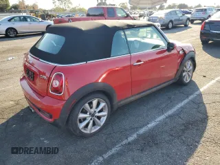 2013 MINI Convertible S z VIN WMWZP3C52DT705587, wystawiony jako Copart lot #44391775 z przebiegiem 83 506 mil mil oraz Szkoda całkowita • Salvage title. Historia ofert i sprzedaży dostępna na DreamBid. Obrazek 3.