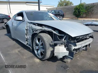 2012 Nissan 370Z z VIN JN1AZ4EH5CM562122, wystawiony jako IAAI lot #42392055 z przebiegiem Nie podano mil oraz . Historia ofert i sprzedaży dostępna na DreamBid. Obrazek 1.