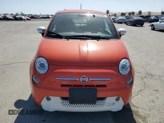 2015 FIAT 500e z VIN 3C3CFFGE5FT642262, wystawiony jako Copart lot #58604905 z przebiegiem 54 740 mil mil oraz Tytuł czysty. Historia ofert i sprzedaży dostępna na DreamBid. Obrazek 5.