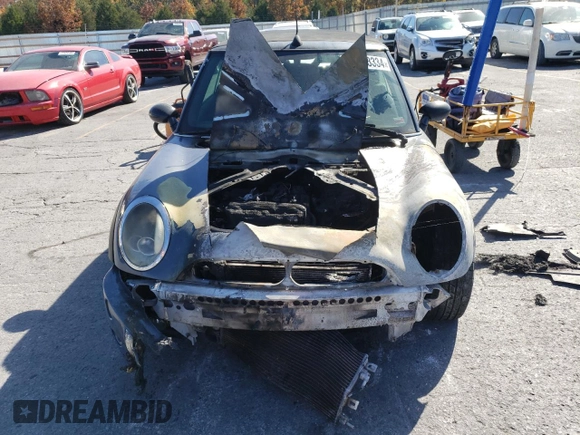 2006 MINI Convertible с VIN WMWRF33556TF64247, выставлен на аукционе Copart как лот 88324875 с пробегом Не указан миль и На запчасти • Non repairable. История ставок и продаж доступна на DreamBid. Изображение 5.