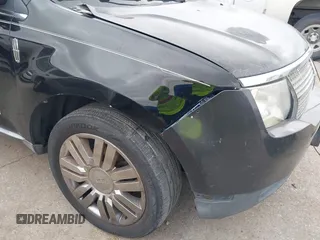2008 Lincoln MKX z VIN 2LMDU68CX8BJ24813, wystawiony jako IAAI lot #41927383 z przebiegiem 225 516 mil mil oraz . Historia ofert i sprzedaży dostępna na DreamBid. Obrazek 6.