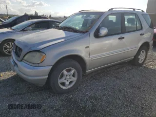 2000 Mercedes-Benz M-Class with VIN 4JGAB54E0YA145932, listed as a Copart auction lot 77607274 with 157,105 mi miles and Salvage Title. Bid and sale history available at carsss.com. Image 1.