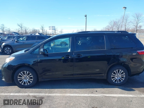 2018 Toyota Sienna XLE Auto Access Seat with VIN 5TDYZ3DC0JS913659, listed as a IAAI auction lot 41753475 with 172,858 mi miles. Bid and sale history available at carsss.com. Image 14.