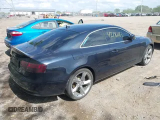2012 Audi A5 Premium Plus z VIN WAULFAFR3CA028085, wystawiony jako IAAI lot #42181163 z przebiegiem 112 134 mil mil oraz . Historia ofert i sprzedaży dostępna na DreamBid. Obrazek 4.