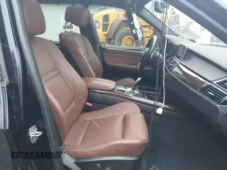 2013 BMW X5 xDrive50i z VIN 5UXZV8C55D0C15881, wystawiony jako IAAI lot #41695992 z przebiegiem 173 391 mil mil oraz . Historia ofert i sprzedaży dostępna na DreamBid. Obrazek 5.