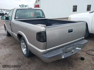 2000 Chevrolet S-10 LS with VIN 1GCCS14W2Y8168652, listed as a IAAI auction lot 41515733 with 263,672 mi miles. Bid and sale history available at carsss.com. Image 3.