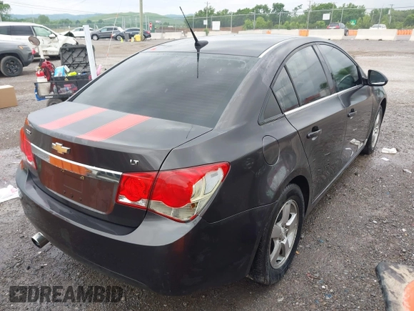 2014 Chevrolet Cruze 1LT z VIN 1G1PC5SBXE7336621, wystawiony jako IAAI lot #42290252 z przebiegiem 184 453 mil mil oraz . Historia ofert i sprzedaży dostępna na DreamBid. Obrazek 4.