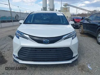 2022 Toyota Sienna XLE with VIN 5TDYRKEC6NS096521, listed as a IAAI auction lot 41882669 with 52,500 mi miles. Bid and sale history available at carsss.com. Image 13.