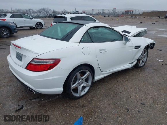 2016 Mercedes-Benz SLK 300 z VIN WDDPK3JA4GF123735, wystawiony jako IAAI lot #41559315 z przebiegiem Nie podano mil oraz . Historia ofert i sprzedaży dostępna na DreamBid. Obrazek 4.