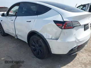 2025 Tesla Model Y Long Range z VIN 7SAYGDED7SA373784, wystawiony jako IAAI lot #41881719 z przebiegiem 1 192 mil mil oraz . Historia ofert i sprzedaży dostępna na DreamBid. Obrazek 20.
