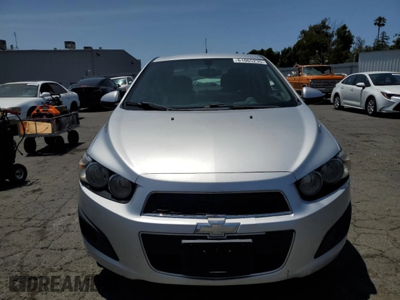 2014 Chevrolet Sonic LT z VIN 1G1JC5SH9E4199067, wystawiony jako Copart lot #61065235 z przebiegiem Nie podano mil oraz Szkoda całkowita • Salvage title. Historia ofert i sprzedaży dostępna na DreamBid. Obrazek 5.